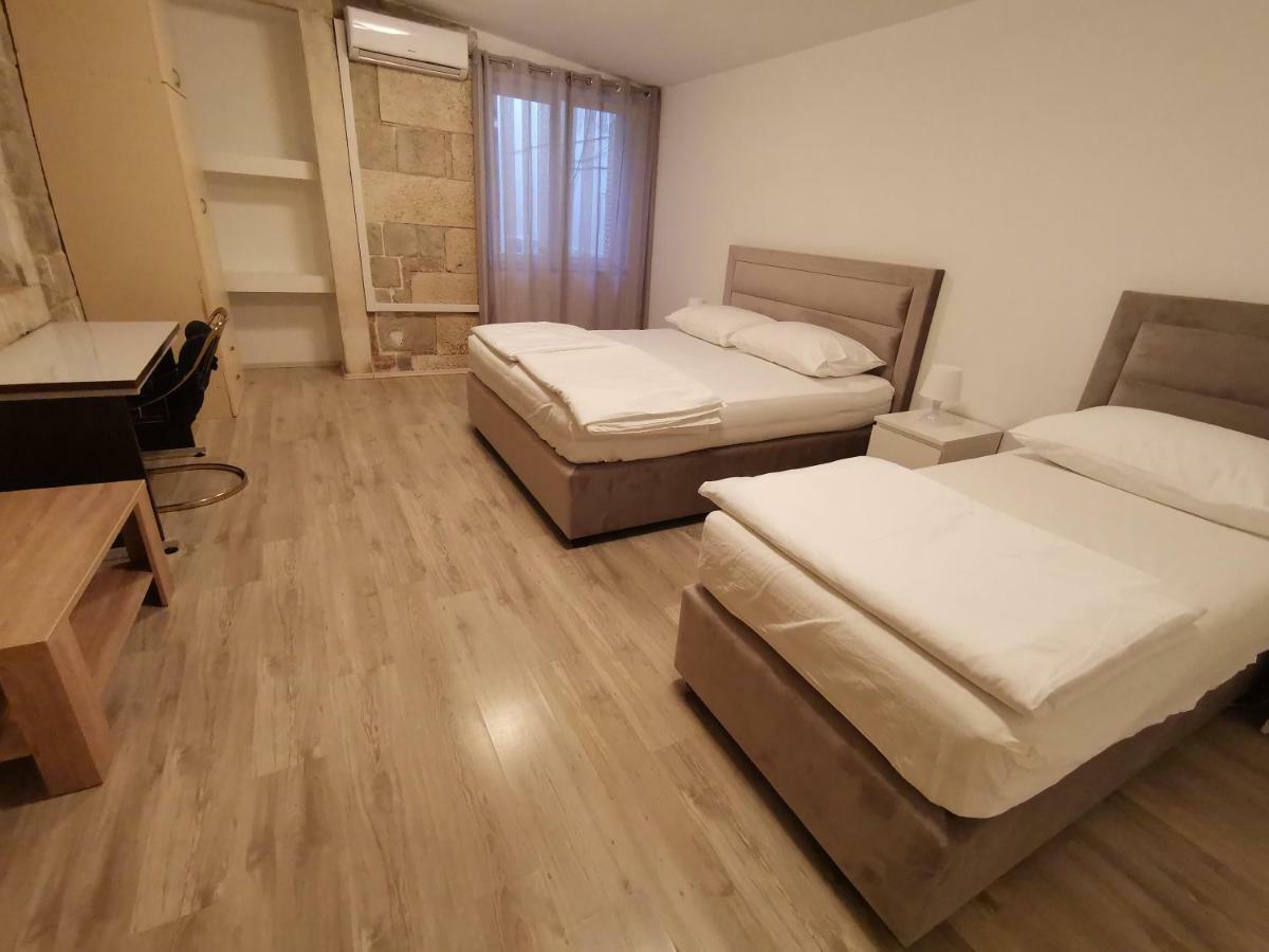 Spacious 140M2 Downtown 3 Bedroom Apartment Split Exteriör bild