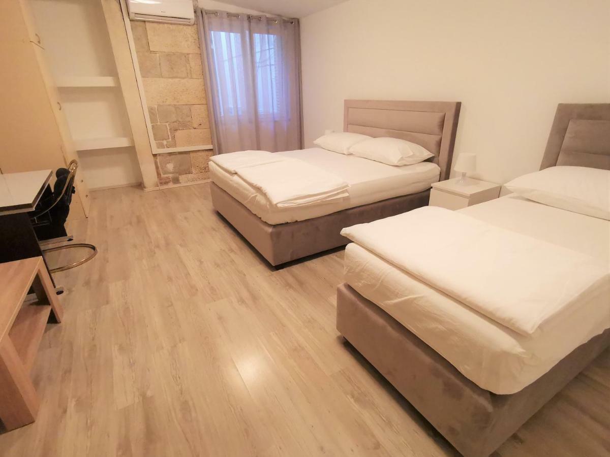 Spacious 140M2 Downtown 3 Bedroom Apartment Split Exteriör bild