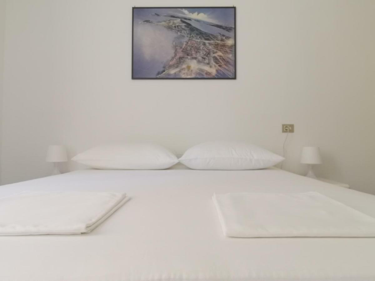 Spacious 140M2 Downtown 3 Bedroom Apartment Split Exteriör bild